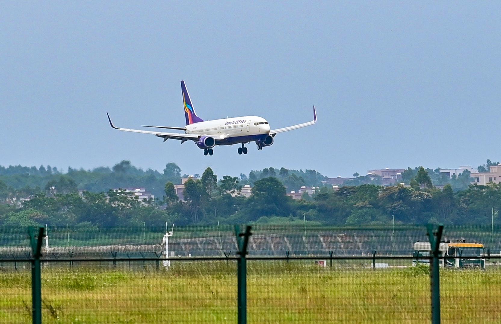 火狐电竞湛江吴川机场“水门礼”迎乌鲁木齐航空首航航班(图1)