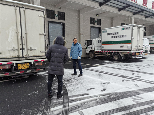 冻雨寒潮中“热辣滚烫火狐电竞”的烟草物流人(图1)